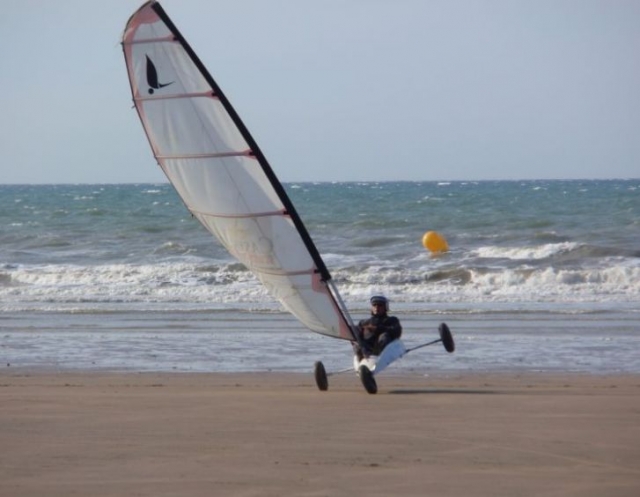  Ausübung des Strandsegelns in Calvados 